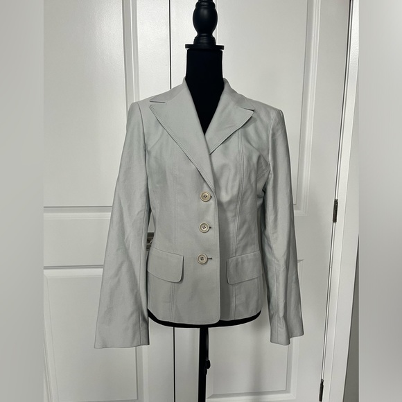 Ann Taylor three button blazer size 8 item 08-03 - Picture 2 of 12